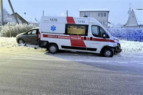 Bendras eismo avarijos vaizdas su greitosios pagalbos automobiliais