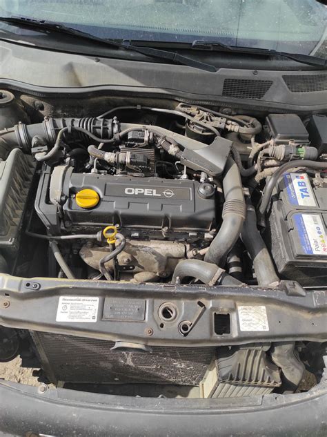 Opel Astra 1.7 CDTI variklio skyriaus nuotrauka