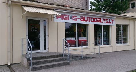 Teminė nuotrauka: Tanagra autocentro interjeras, kuriame matoma autodalių parduotuvė ir serviso zona