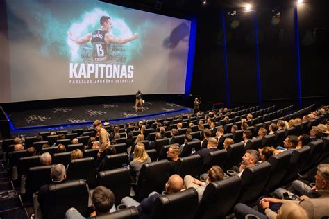 Teminė nuotrauka: moksleiviai diskutuoja po filmo peržiūros klasėje