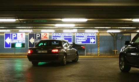 Automobilių serviso interjeras su specialistu prie automobilio