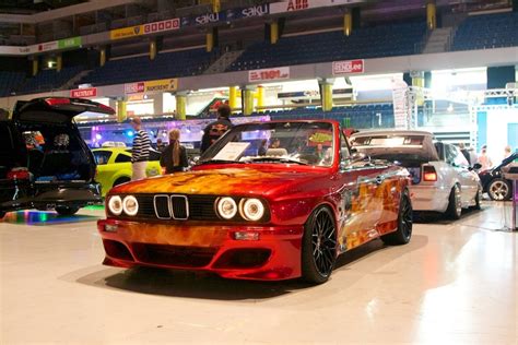 teminė nuotrauka iš Eseno automobilių parodos, akcentuojanti tiuninguotus automobilius