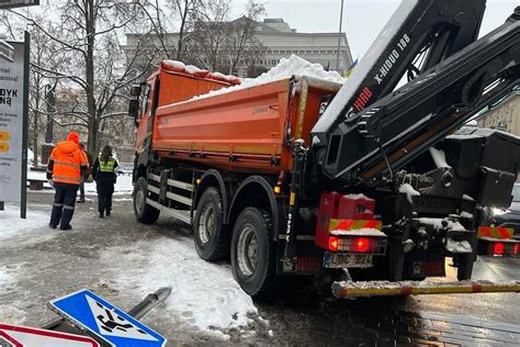 Sunkvežimis su sumontuotomis sniego grandinėmis