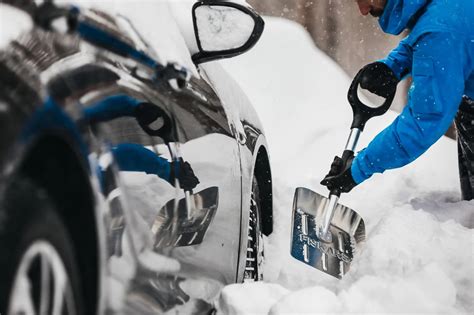 automobilio durelių, prišalusių žiemą, nuotrauka