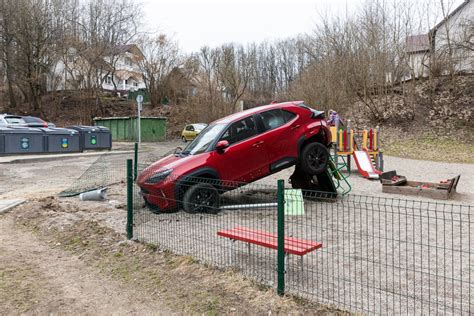 Teminė nuotrauka: sugadintas automobilis utilizavimo aikštelėje