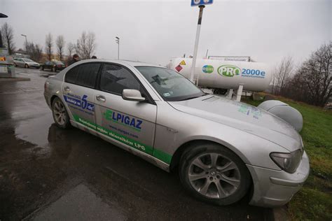 Teminė nuotrauka su dujų įranga automobilyje