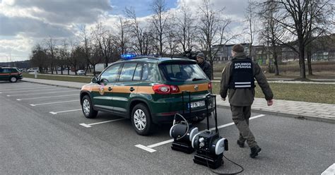 Aplinkosaugos pareigūnai tikrina dokumentus žvejo ir konfiskuoja nelegalią įrangą