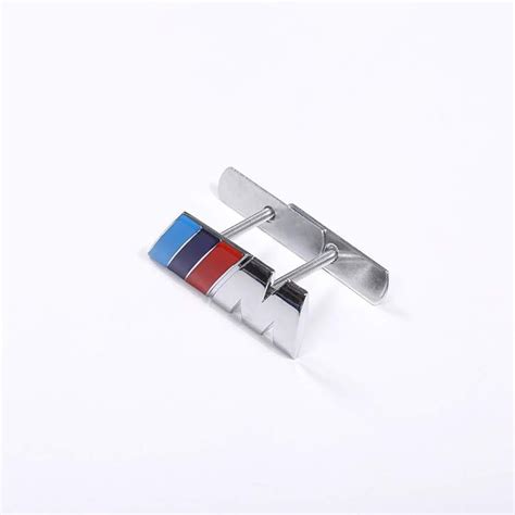 Šiuolaikinė „Volvo“ emblema ant automobilio grotelių