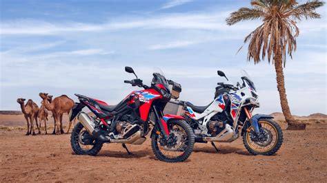 Teminis Honda Africa Twin motociklo vaizdas bekelėje ir kelyje