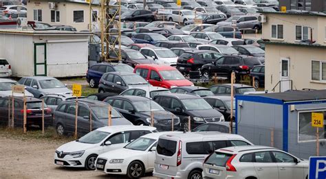 Iliustracija, vaizduojanti dažnas klaidas perkant naudotus automobilius