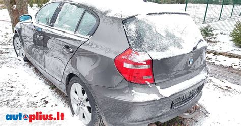 Automobilis ant įkalnės su atidarytu variklio gaubtu