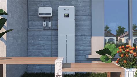 Tematinė nuotrauka: išmanusis namas su saulės baterijomis ir energijos kaupimo sistema