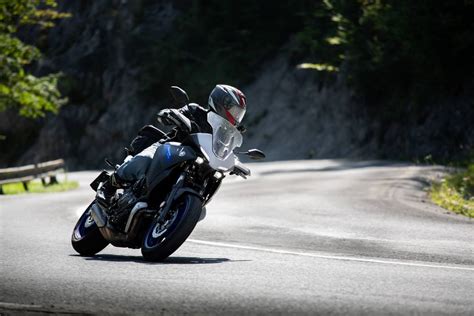 Tematinė nuotrauka: motociklininkai kelyje pavasarį