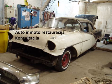 Meistras tikrina automobilio pavarų dėžę servise