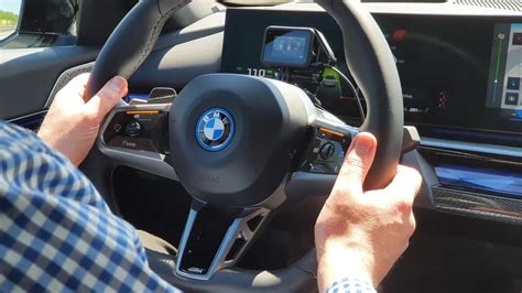 Profesionalus vairuotojas prie BMW automobilio