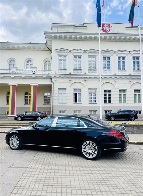 Dešimtys prabangių automobilių eilėje