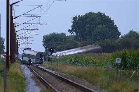 nuotrauka: greitasis keleivinis traukinys Danijoje po susidūrimo su sunkvežimiu