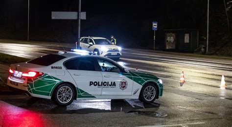 Policijos pareigūnai, sustabdę automobilį blaivumo patikrai