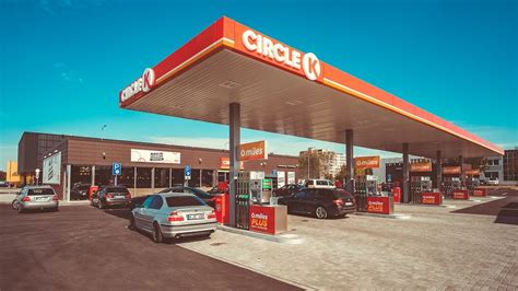 „Circle K“ degalinė su automobiliu