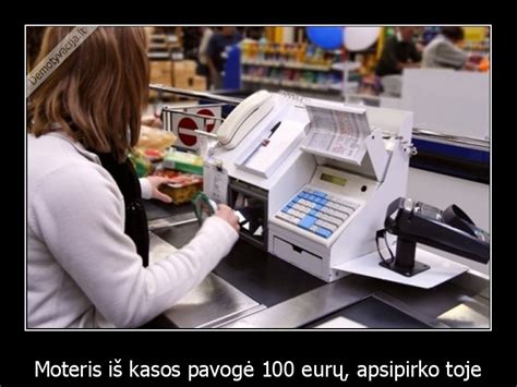 Degalinės interjeras su darbuotoju prie kasos
