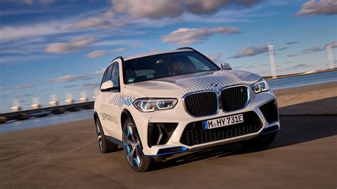 Naujausio BMW modelio reklaminė nuotrauka, pabrėžianti dizainą ir technologijas