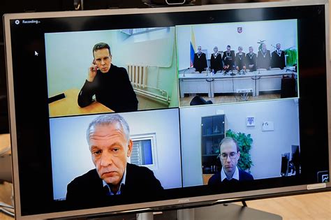 Nuotrauka, vaizduojanti lektorių, skaitantį paskaitą verslininkams apie aplinkosaugą