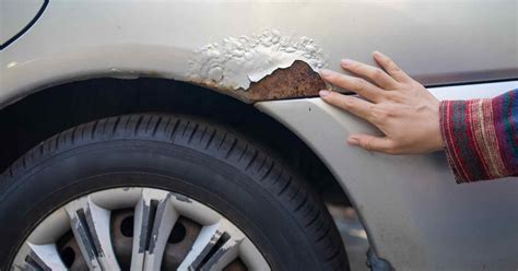 Tematinė nuotrauka: nurašytas automobilis, paverstas metalo laužu