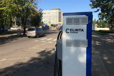 Infrastruktūros plėtros infografika: elektromobilių įkrovimo stotelių tinklas Švedijoje