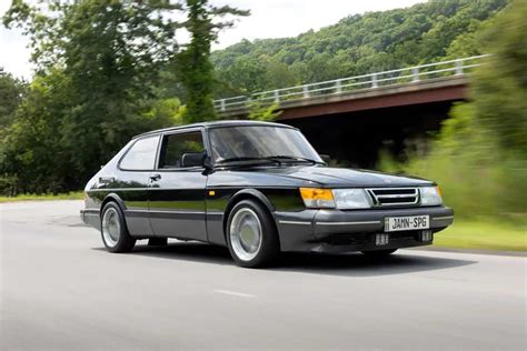 Klasikinis Saab 900 Turbo automobilio profilis