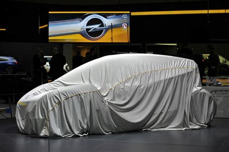 Teminis nuotrauka: automobilių parodos lankytojai prie naujų automobilių