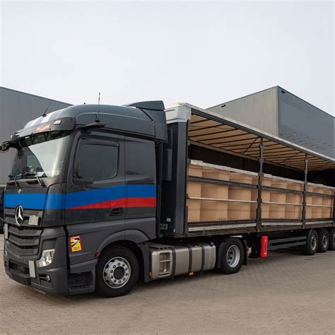 Savivarčio vairuotojas su sunkvežimiu darbo vietoje