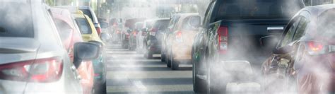Infografika, vaizduojanti pagrindinius transporto taršos šaltinius (išmetamosios dujos, padangų nusidėvėjimas, stabdžių dulkės) ir jų poveikį atmosferai.