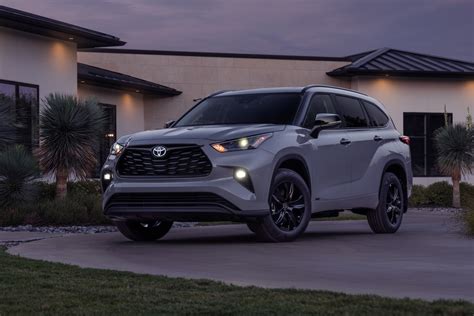 Nuotrauka, vaizduojanti Toyota Highlander automobilio interjerą, pabrėžiantis jo erdnumą ir komfortą.