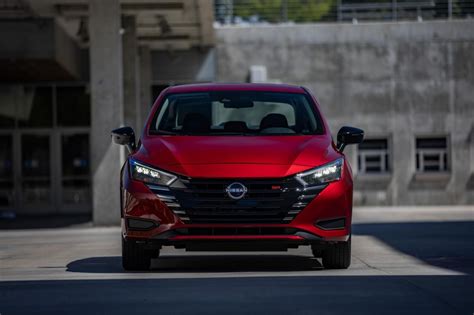 Tematinė nuotrauka: Nissan Almera važiuojanti keliu