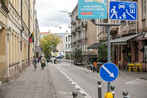 Schematinis Vokietijos mažos taršos zonos ženklo pavaizdavimas su įvažiavimo ir išvažiavimo nuorodomis.