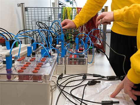 Tematinė nuotrauka: automobilių elektrikas tikrina generatorių su multimetru