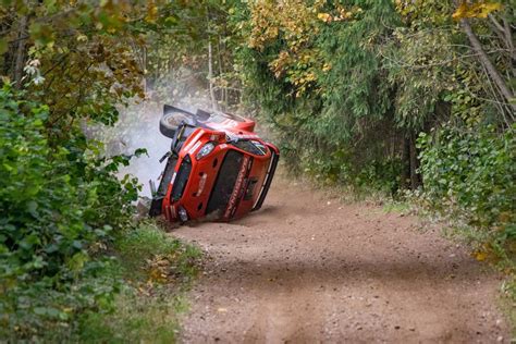 Foto: ralio avarijos vieta ir suniokotas automobilis
