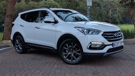 Teminė nuotrauka: Hyundai Santa Fe važiuojantis keliu, iliustruojanti jo praktiškumą ir patogumą