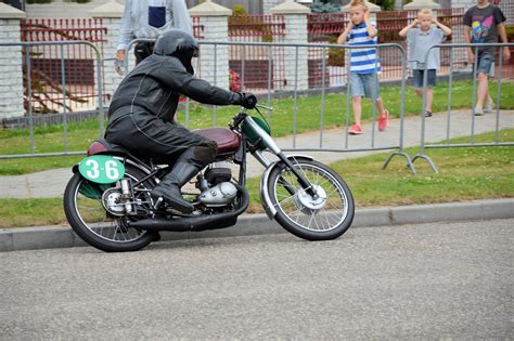 Teminė nuotrauka: senovinis mopedas arba motociklas garaže