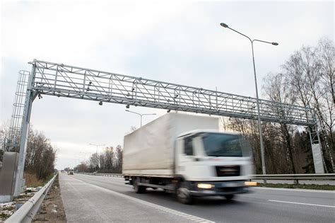 Sunkvežimis kerta Oresundo tiltą su kelių rinkliavos OBU įrenginiu