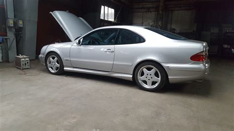 Erdvus ir patogus Mercedes-Benz CLK W208 salonas su kokybiškomis medžiagomis