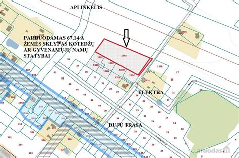 Nuotrauka, vaizduojanti tamsų, užterštą transmisijos skystį šalia naujo, švaraus