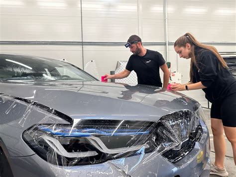 Thematinė nuotrauka: naujas blizgantis automobilis su apsaugine plėvele