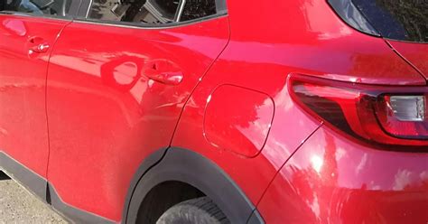 Tematinė nuotrauka: skirtingų spalvų automobiliai, apklijuoti plėvelėmis
