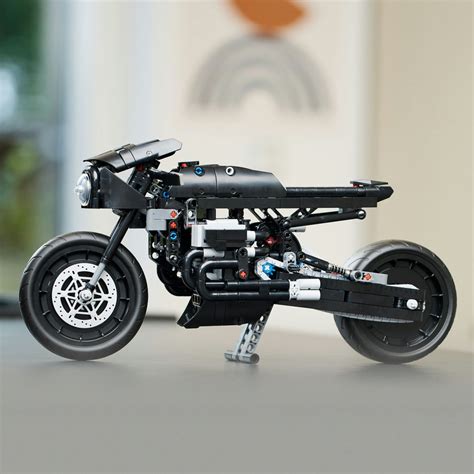 Nuotrauka: Lego Technic automobilio konstravimo rinkinys arba kelio ženklų rinkinys