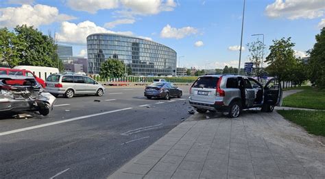 Avarijos vietos nuotrauka, apdaužyti automobiliai