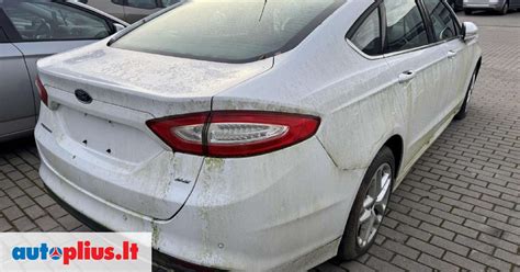 Ford Fusion automobilis kelyje, pabrėžiant jo populiarumą