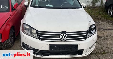 Nuotrauka, kurioje matomi įvairių markių automobiliai skirtingų būklių (tvarkingi, daužti, seni).