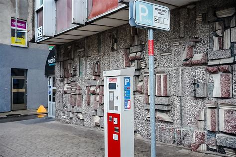Modernus parkomatas su bekontakčio mokėjimo funkcija Vilniuje