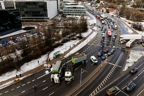 Eismo įvykio vietos nuotrauka Vilniuje su susidūrusiais automobiliais ir spūstimi